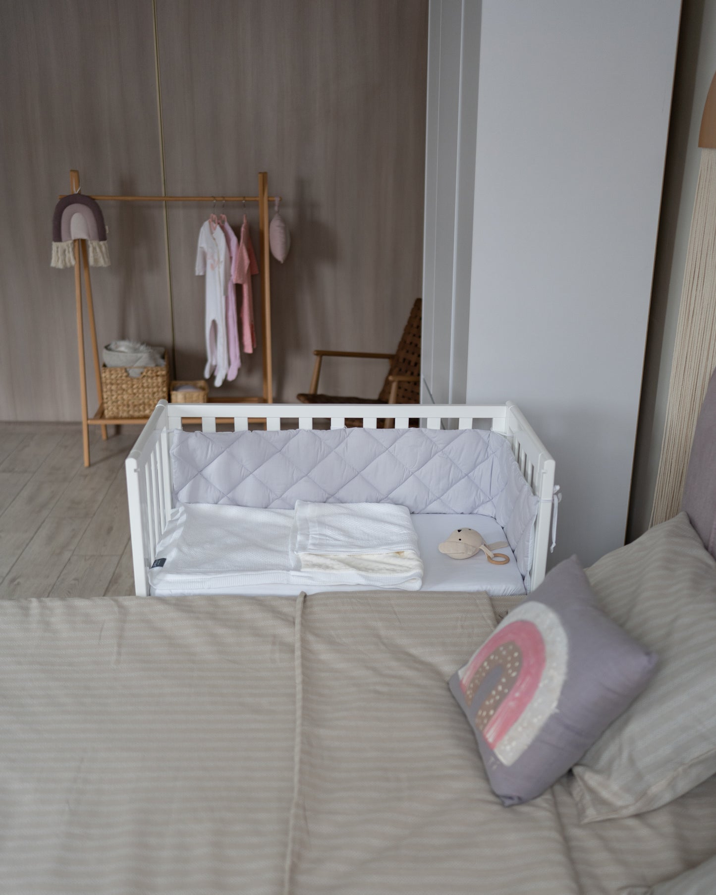 Beistellbett Veres im gemütlichen Interieur – funktionales und elegantes Möbelstück für die ersten Monate.