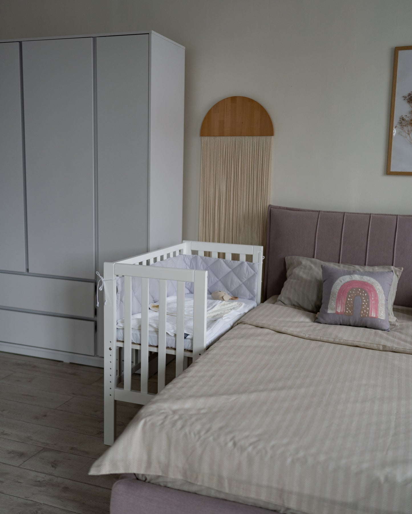 Beistellbett Veres im stilvollen Schlafzimmer – harmonisches Design für das Elternbett.