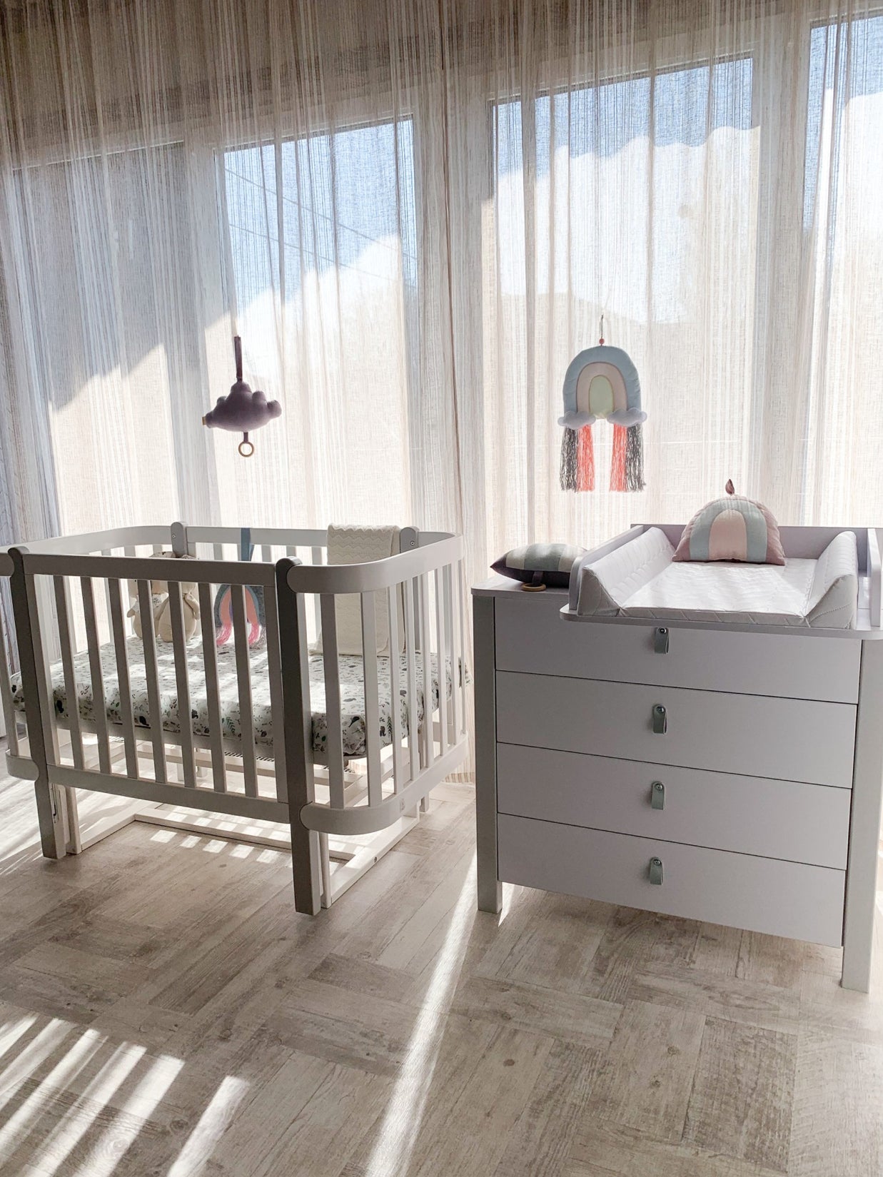 Veres Monaco 900 Kinderkommode in Weiß Grau, elegant im Kinderzimmer präsentiert, perfekt für eine ruhige und stilvolle Atmosphäre.