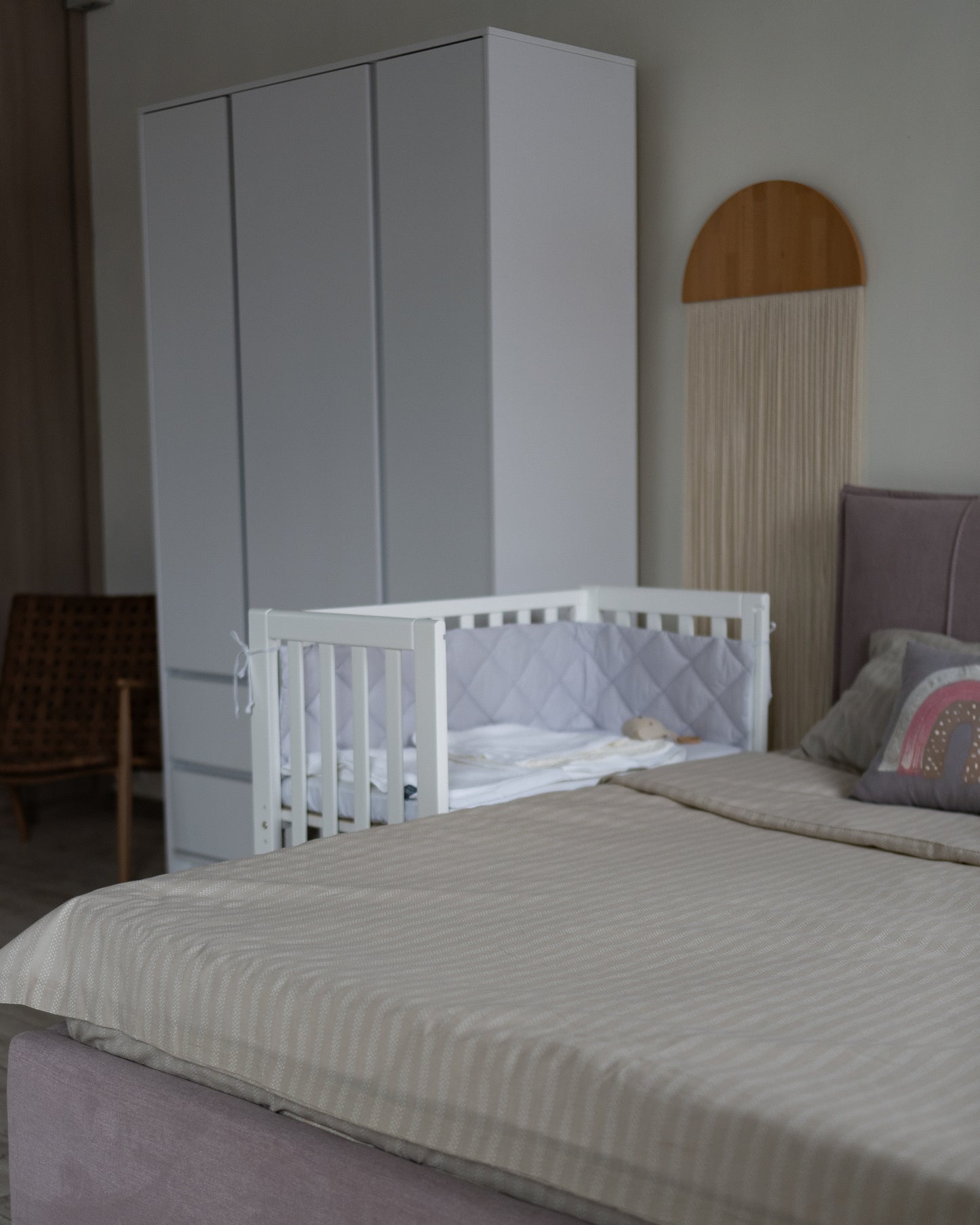 Beistellbett Veres im modernen Kinderzimmer – ideal für nächtliche Nähe zu den Eltern.