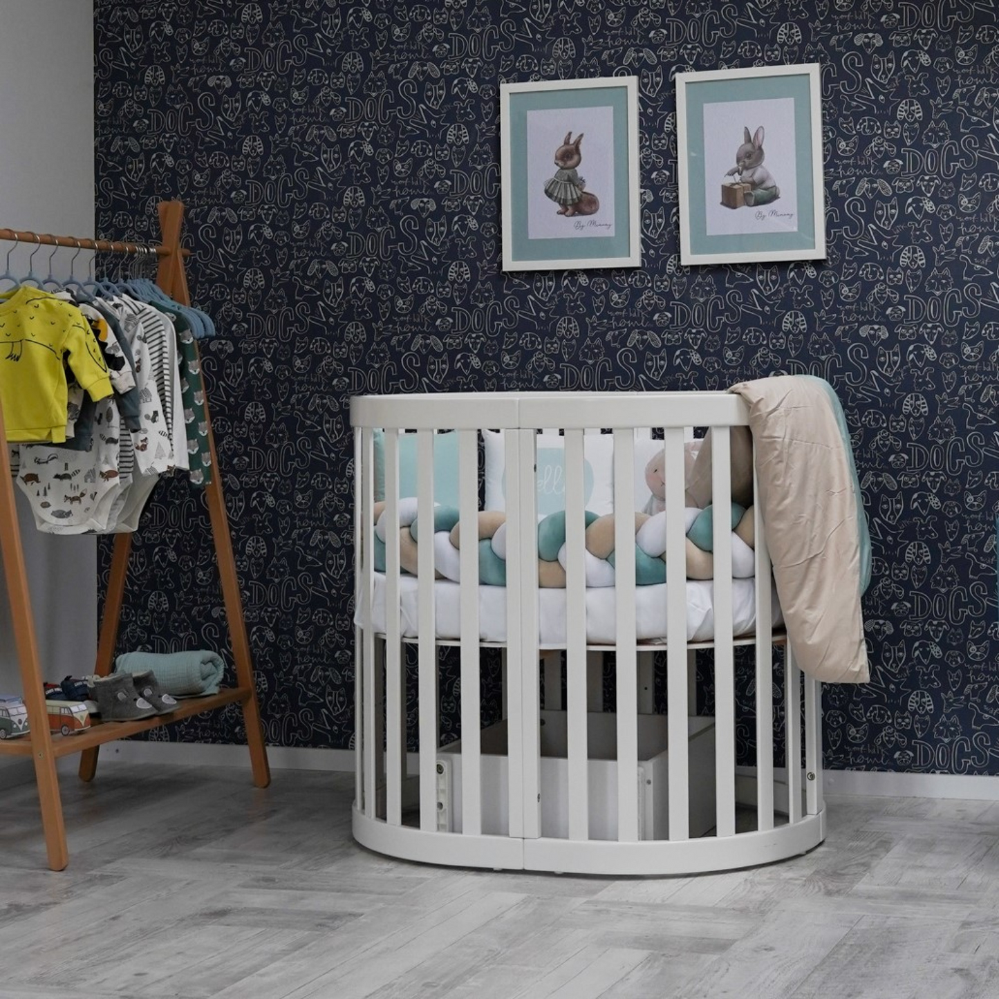 Schaukelsystem Veres Rom im stilvollen Interieur – perfekte Ergänzung für das Babybett, um das Baby zu beruhigen.