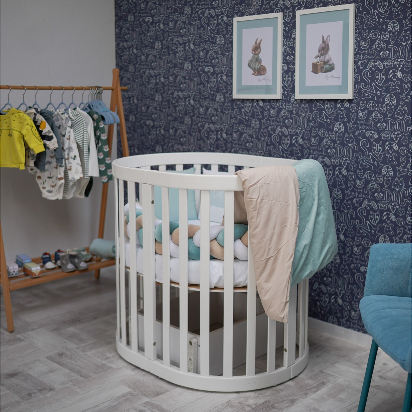 Schaukelsystem für das Babybett Veres Rom in einem gemütlichen Kinderzimmer – ideal für sanftes Schaukeln und Entspannen.