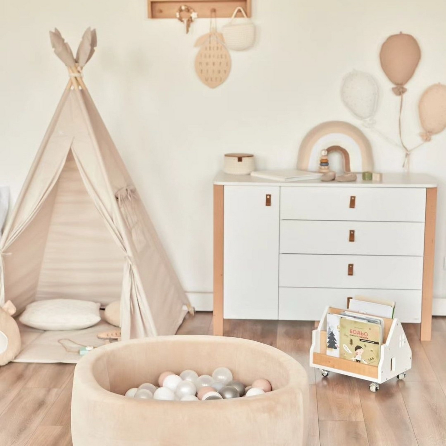 Veres Monaco 1200 Kinderkommode in Weiß Natur im Kinderzimmer-Interieur.