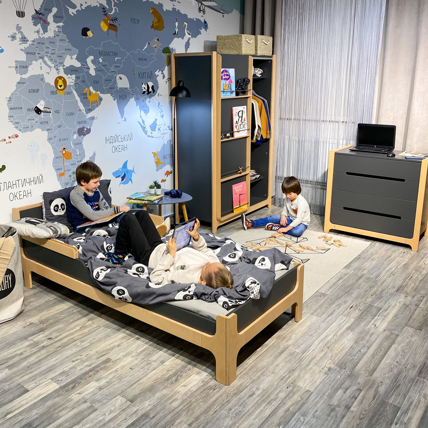 Jugendbett Veres Nice im modernen Kinderzimmer in Anthrazit.