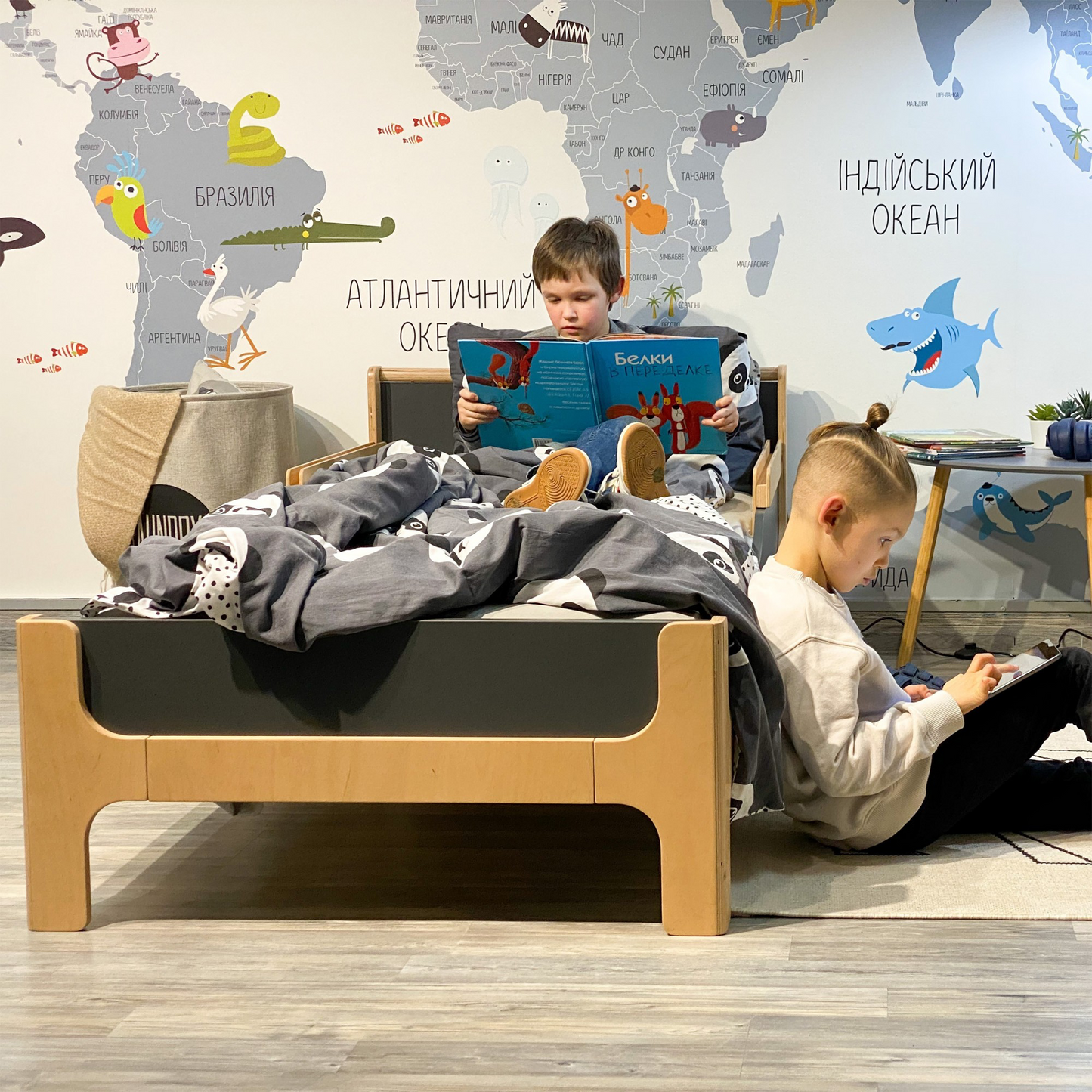 Jugendbett Veres Nice, praktisch und elegant im Kinderzimmer in Anthrazit.