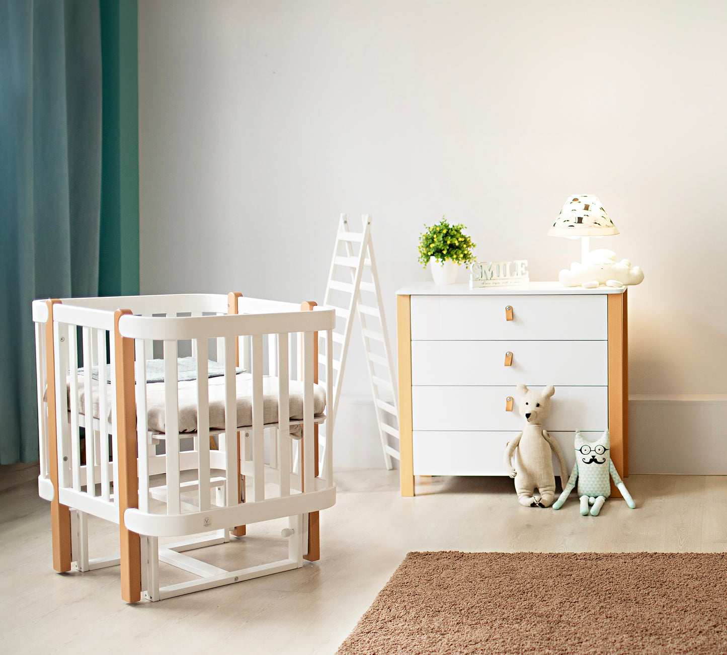 Veres Monaco 900 Kinderkommode in Weiß Natur, harmonisch in einem Kinderzimmer-Interieur integriert, mit natürlichen Holzakzenten für eine gemütliche Atmosphäre.
