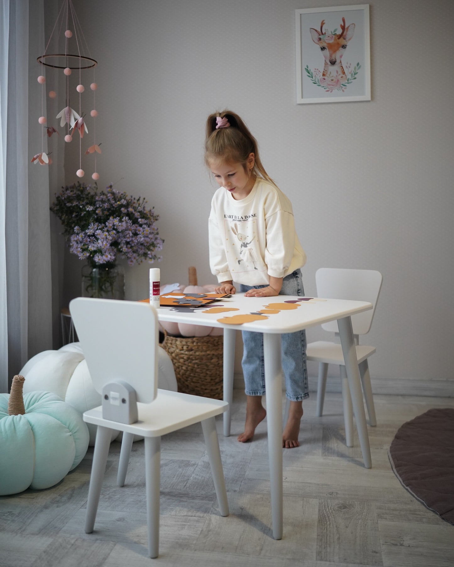 Kinderstuhl Veres New York im Kinderzimmer, kombiniert mit passendem Tisch, gemütliche und moderne Atmosphäre