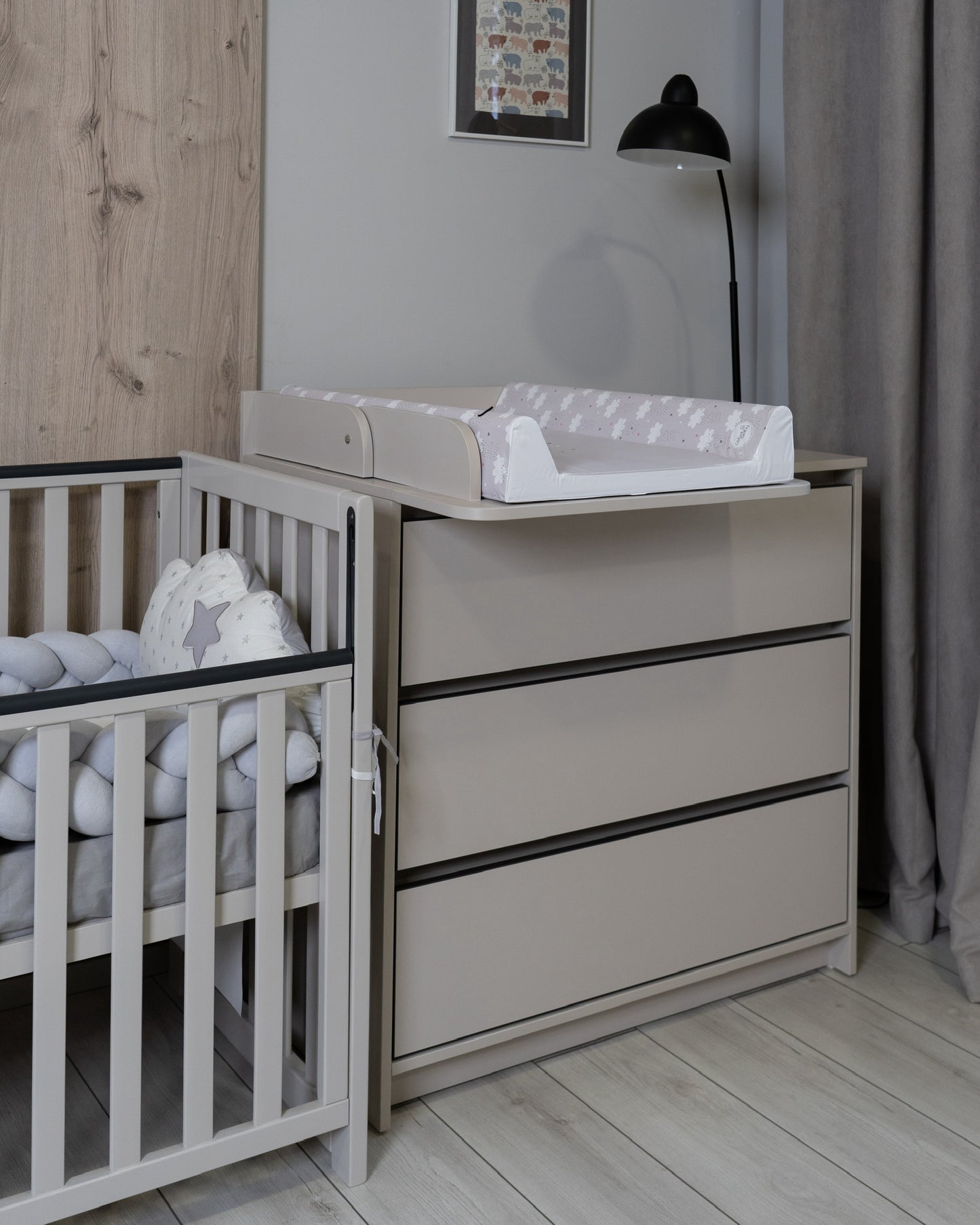 Kommode Veres Bern 900 in einem gemütlichen Interieur – praktische Möbelstücke für das tägliche Leben mit einem Baby