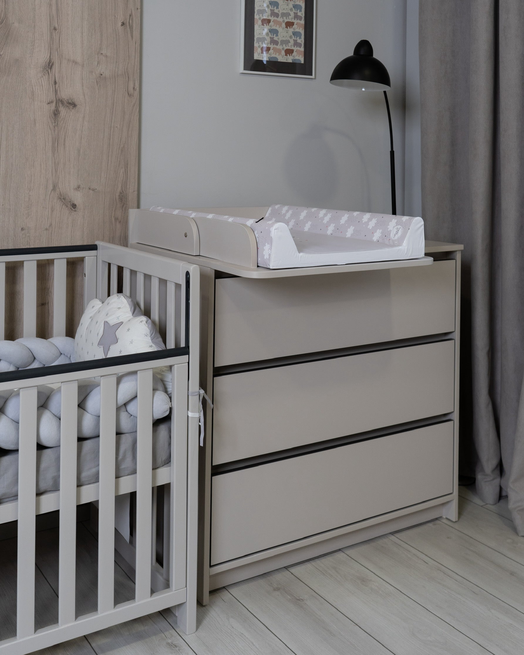 Kommode Veres Bern 900 in einem gemütlichen Interieur – praktische Möbelstücke für das tägliche Leben mit einem Baby