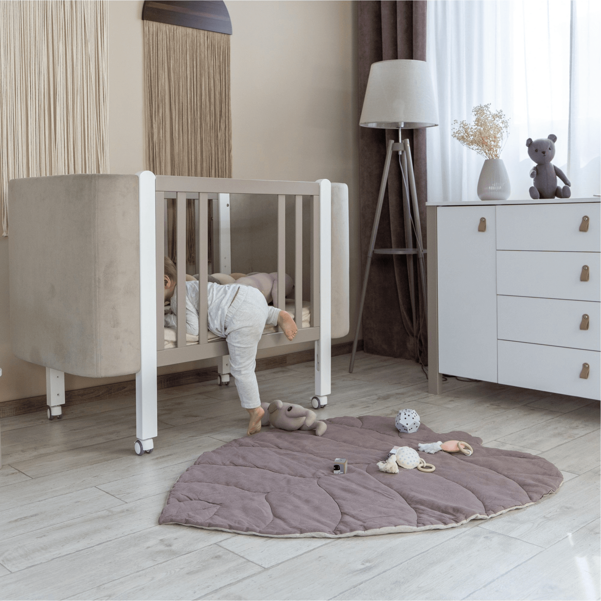 Veres Rollensatz Lenkrollen im Babybett Veres Monaco Velour – Lenkrollen in Weiß an der Veres Monaco Velour Babybett für einfache Mobilität.
