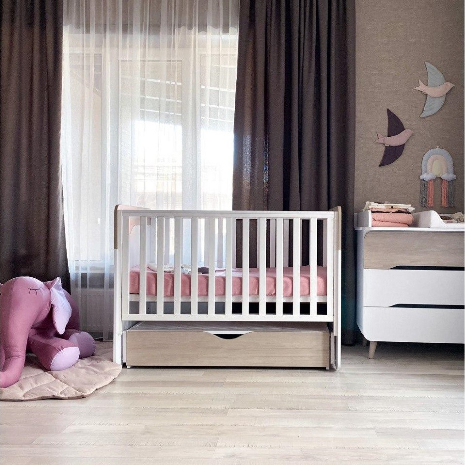 Veres Sydney Babybett mit beweglicher Seitenwand im Kinderzimmer – Babybett in einem gemütlichen und modernen Kinderzimmer, das für Komfort und Sicherheit sorgt.