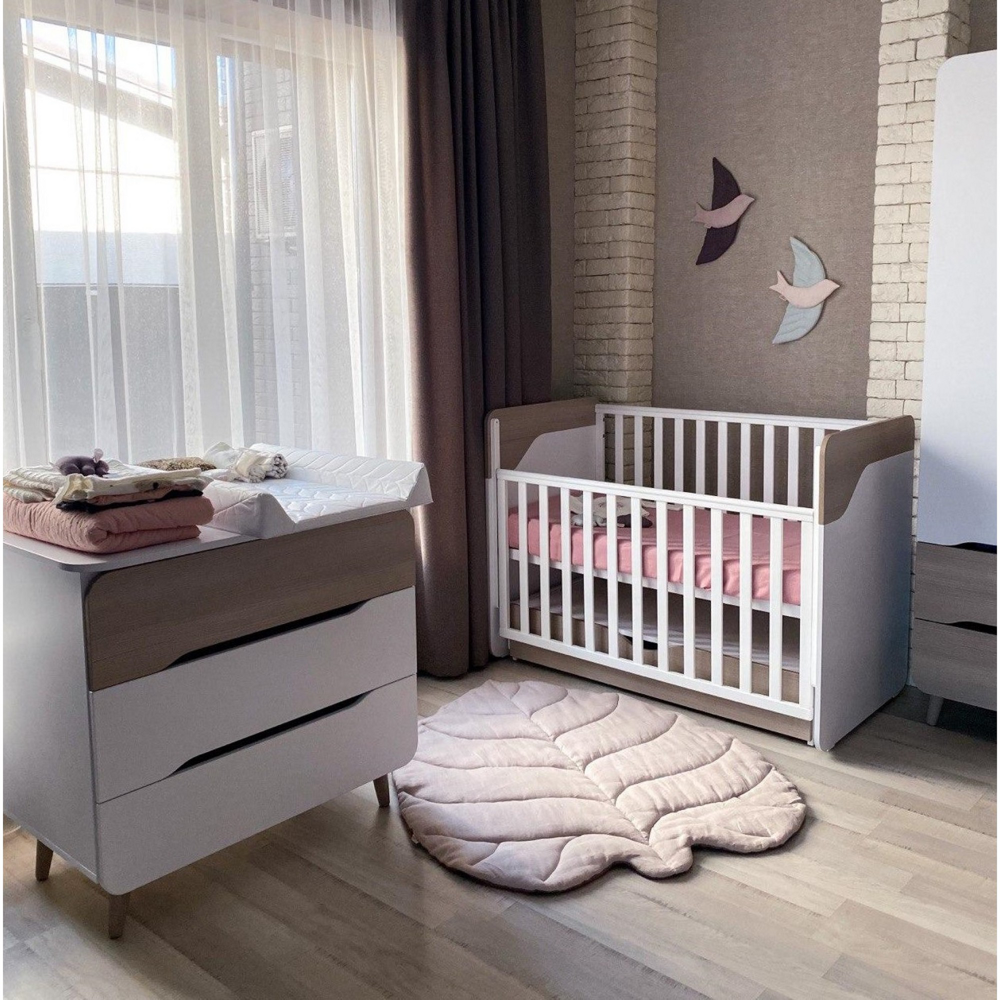 Veres Sydney Babybett mit beweglicher Seitenwand im Kinderzimmer – funktionale und stilvolle Babybett-Kombination in einem liebevoll eingerichteten Raum.