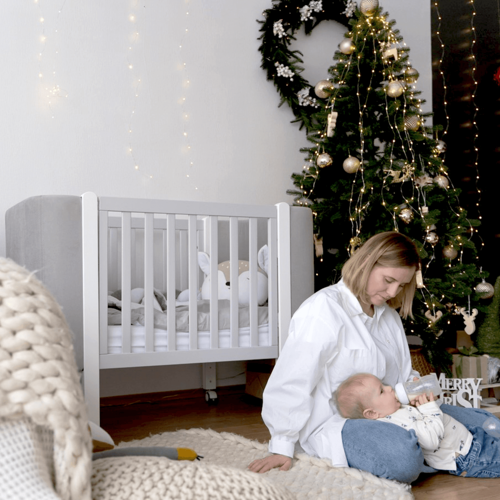 Stilvolles Kinderzimmer mit Veres Monaco Velour Babybett 120x60 cm in Weiß Grau
