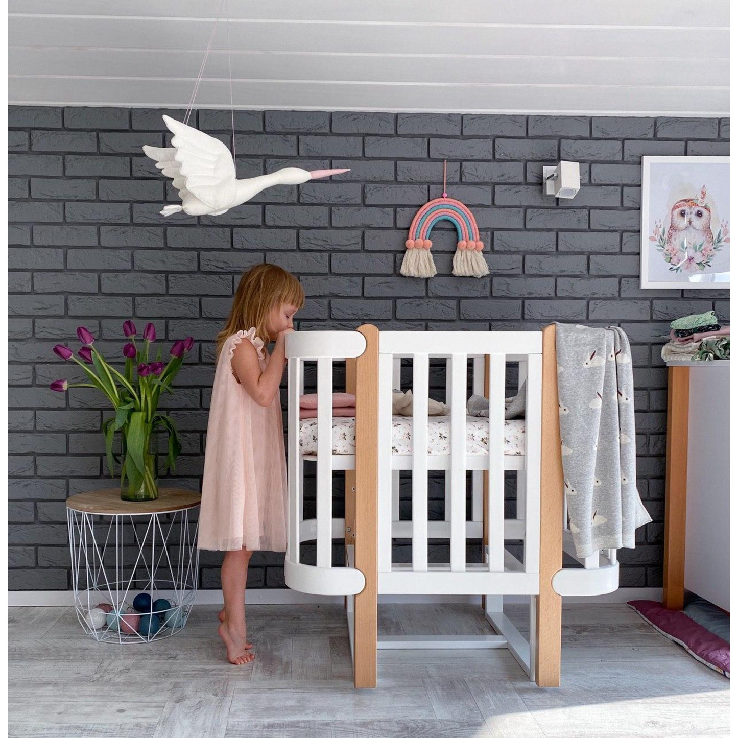 Veres Schaukelsystem im Kinderzimmer mit Babybett Monaco – das Schaukelsystem und das Babybett Monaco bieten eine stilvolle und funktionale Lösung für das Kinderzimmer.