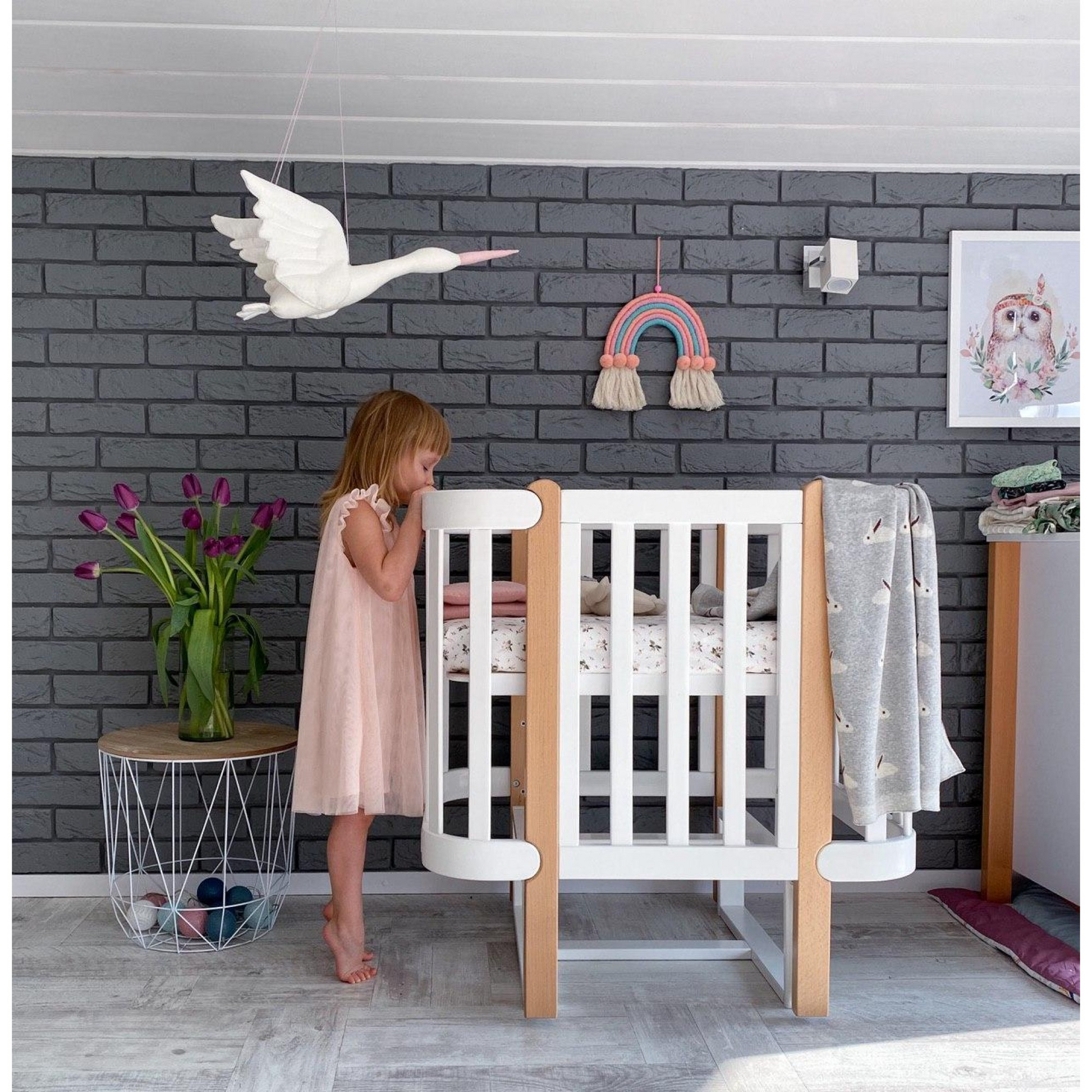 Veres Schaukelsystem im Kinderzimmer mit Babybett Monaco – das Schaukelsystem und das Babybett Monaco bieten eine stilvolle und funktionale Lösung für das Kinderzimmer.