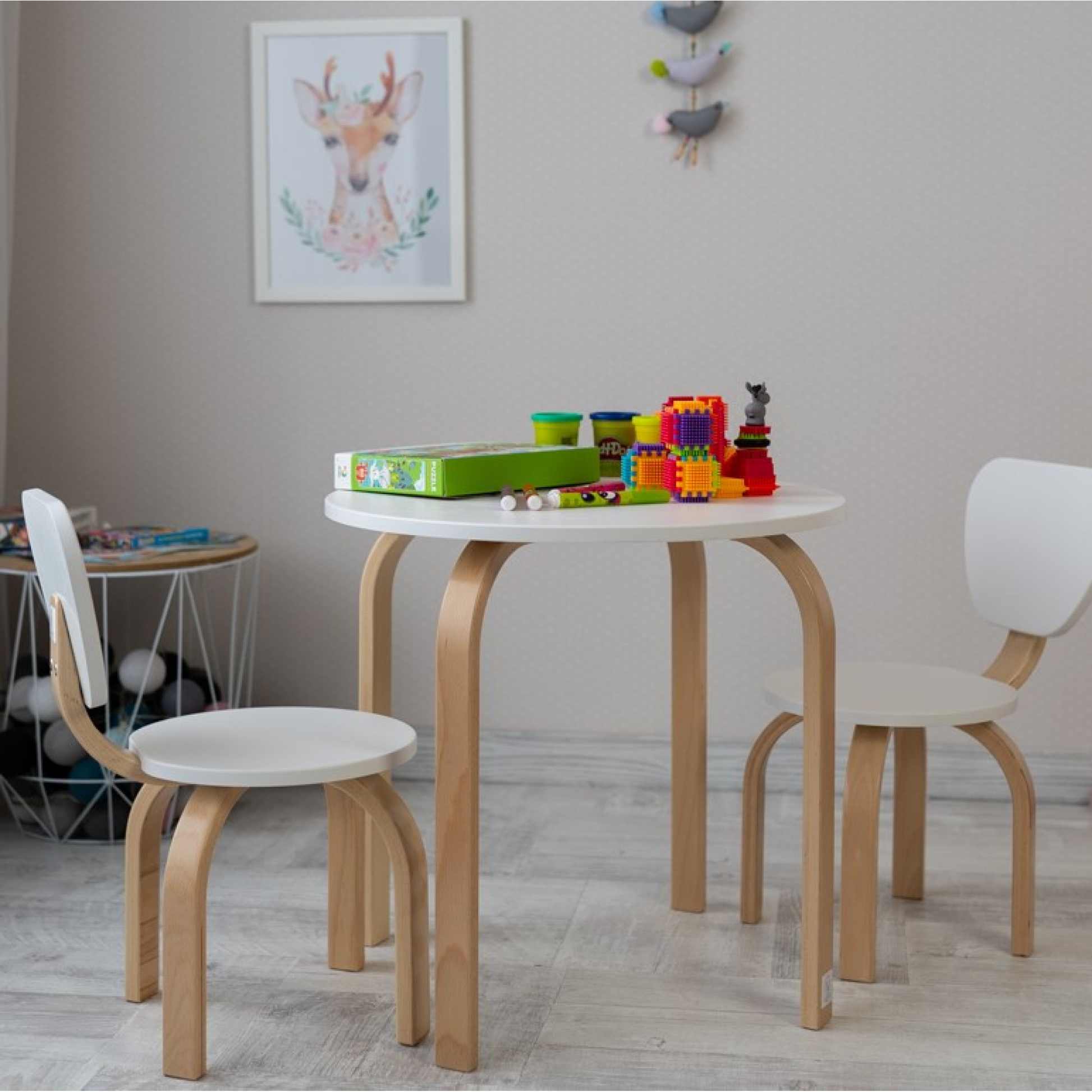 Kindermöbel-Set Veres Monaco im Interieur – stilvoller Tisch mit zwei Stühlen, perfekt für jedes Kinderzimmer.