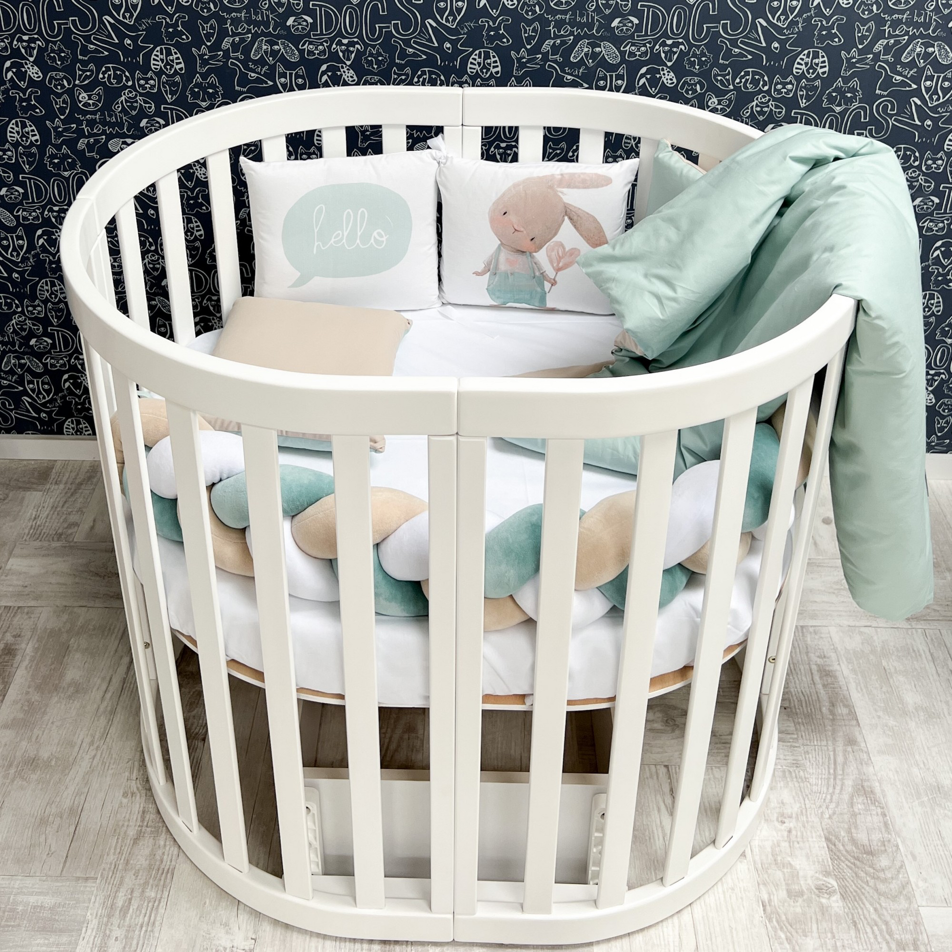 Veres Rom Ovale Babybett in Weiß, kleine Version (90x70 cm), stilvoll in einem modernen Babyzimmer platziert