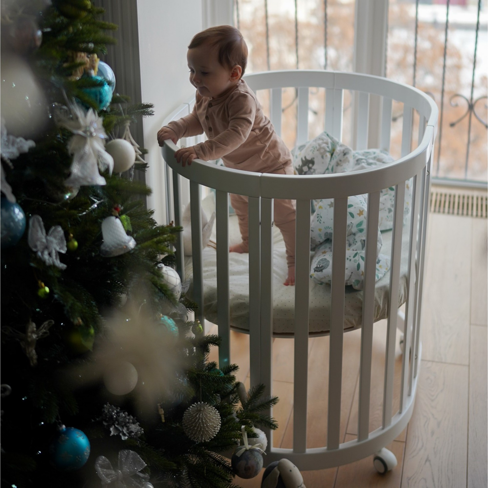 Veres Rom Babybett in Weiß, stilvoll in einem modernen Babyzimmer platziert
