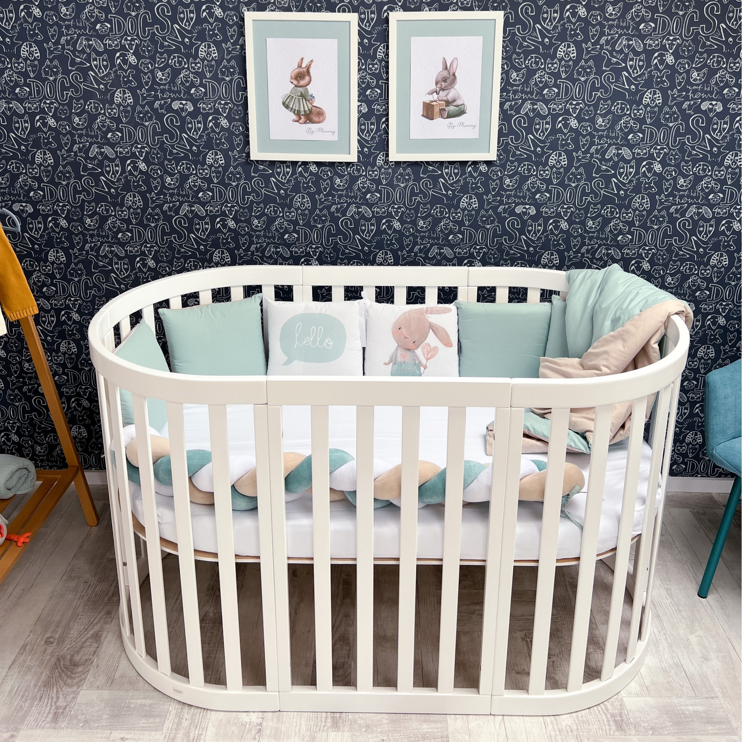 Veres Rom Babybett in Weiß, große Version (140x70 cm), stilvoll und funktional im modernen Babyzimmer gezeigt