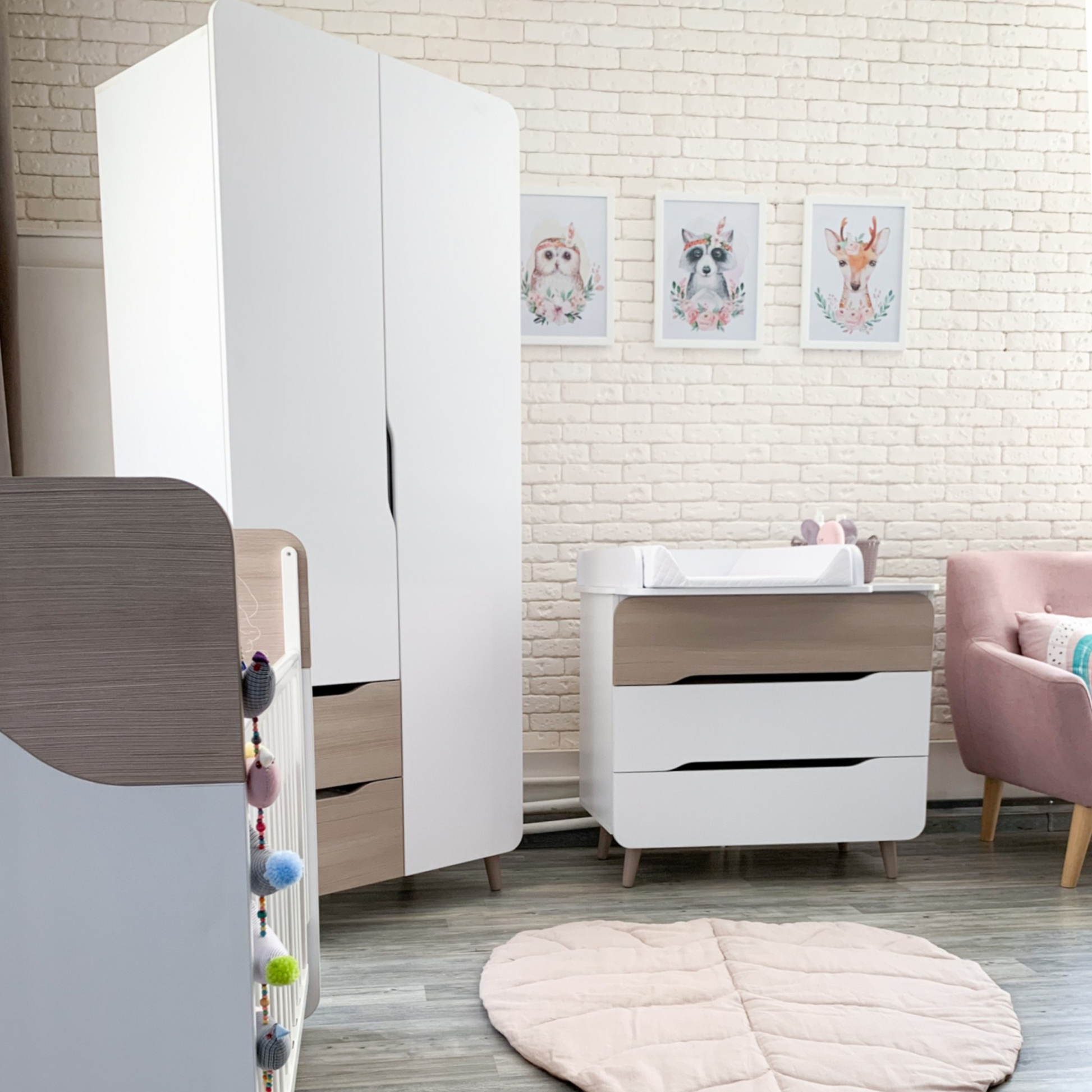 Veres Sydney 900 Kinderkommode im Kinderzimmer – Kommode im modernen Kinderzimmer, kombiniert mit stilvollen Möbelstücken.