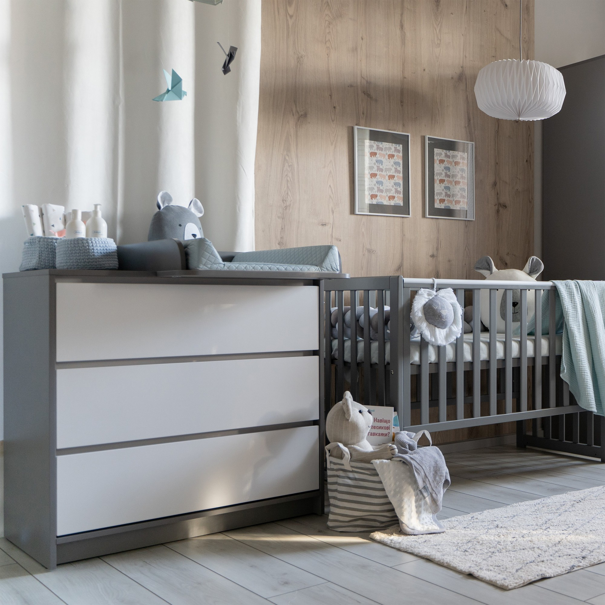 Kommode Veres Bern 900 im stilvollen Schlafzimmer – harmonisches Design, das sich in jedes Kinderzimmer einfügt