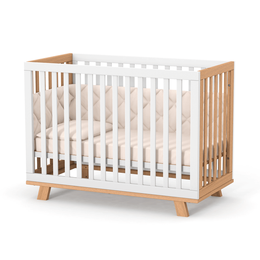 Veres Manhattan Babybett 120x60 cm in Weiß Natur. Zartes, elegantes Design mit natürlichen Holzakzenten, ideal für das Babyzimmer und eine beruhigende Atmosphäre.
