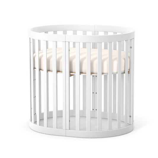 Veres Rom Ovale Babybett in Weiß, stilvoll in einem modernen Babyzimmer platziert