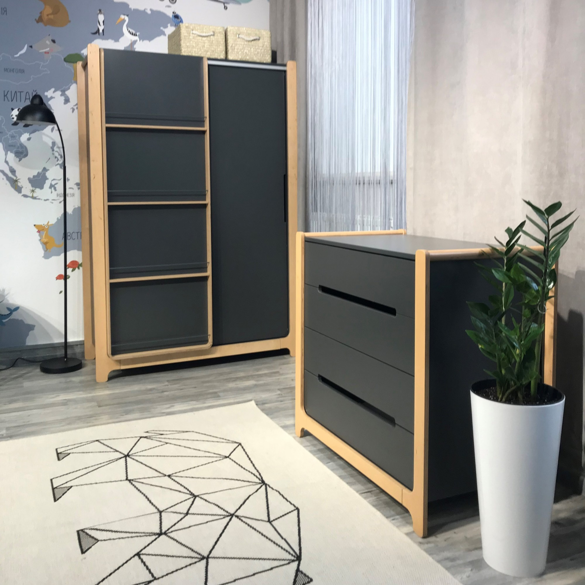 Veres Nice Kinderkommode im Kinderzimmer in Anthrazit – Kinderkommode Veres Nice in Anthrazit im Kinderzimmer für modernen Look und funktionalen Stauraum.