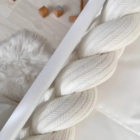 Seitliches Geflecht aus Velourstoff (120 cm) als Teil der Bettumrandung für einen stilvollen Look.