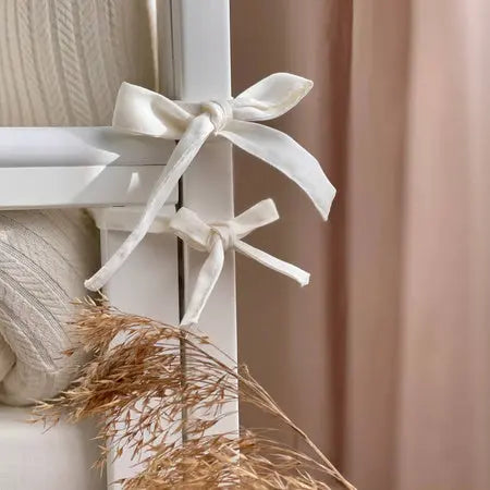 Elegantes Babybett mit komplettem Bettwäsche-Set in einem modernen Interieur – Komfort und Stil für das Kinderzimmer