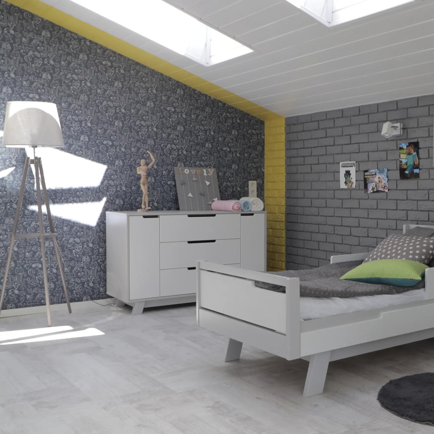 Veres Manhattan 1200 Kinderkommode in Weiß Grau, kombiniert mit skandinavischen Designelementen in einem hellen Kinderzimmer