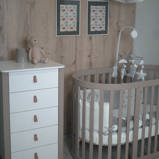 Veres Rom Kinderbett in Cappuccino, stilvoll und funktional im modernen Babyzimmer eingerichtet, im Video gezeigt