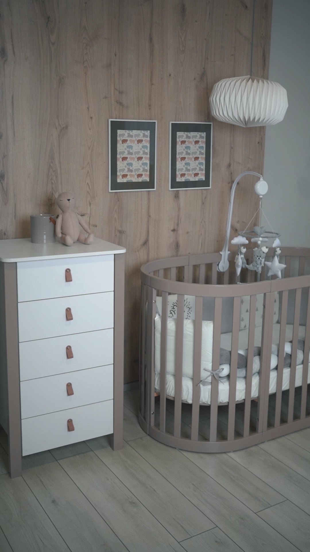 Veres Rom Kinderbett in Cappuccino, stilvoll und funktional im modernen Babyzimmer eingerichtet, im Video gezeigt