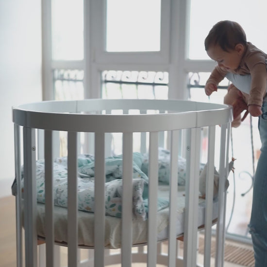 Veres Rollensatz Lenkrollen im Babybett Veres Rom – Lenkrollen in Weiß an der Veres Rom Babybett, das für einfaches Verschieben sorgt.