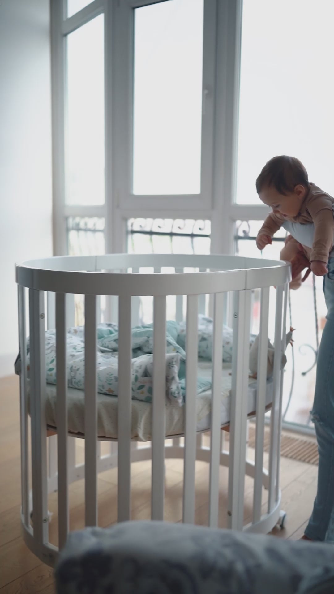 Veres Rollensatz Lenkrollen im Babybett Veres Rom – Lenkrollen in Weiß an der Veres Rom Babybett, das für einfaches Verschieben sorgt.