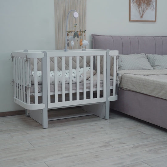 Veres Schaukelsystem im Kinderzimmer mit Babybett Monaco – das Schaukelsystem in Kombination mit dem Babybett Monaco schafft eine beruhigende Atmosphäre im Kinderzimmer.