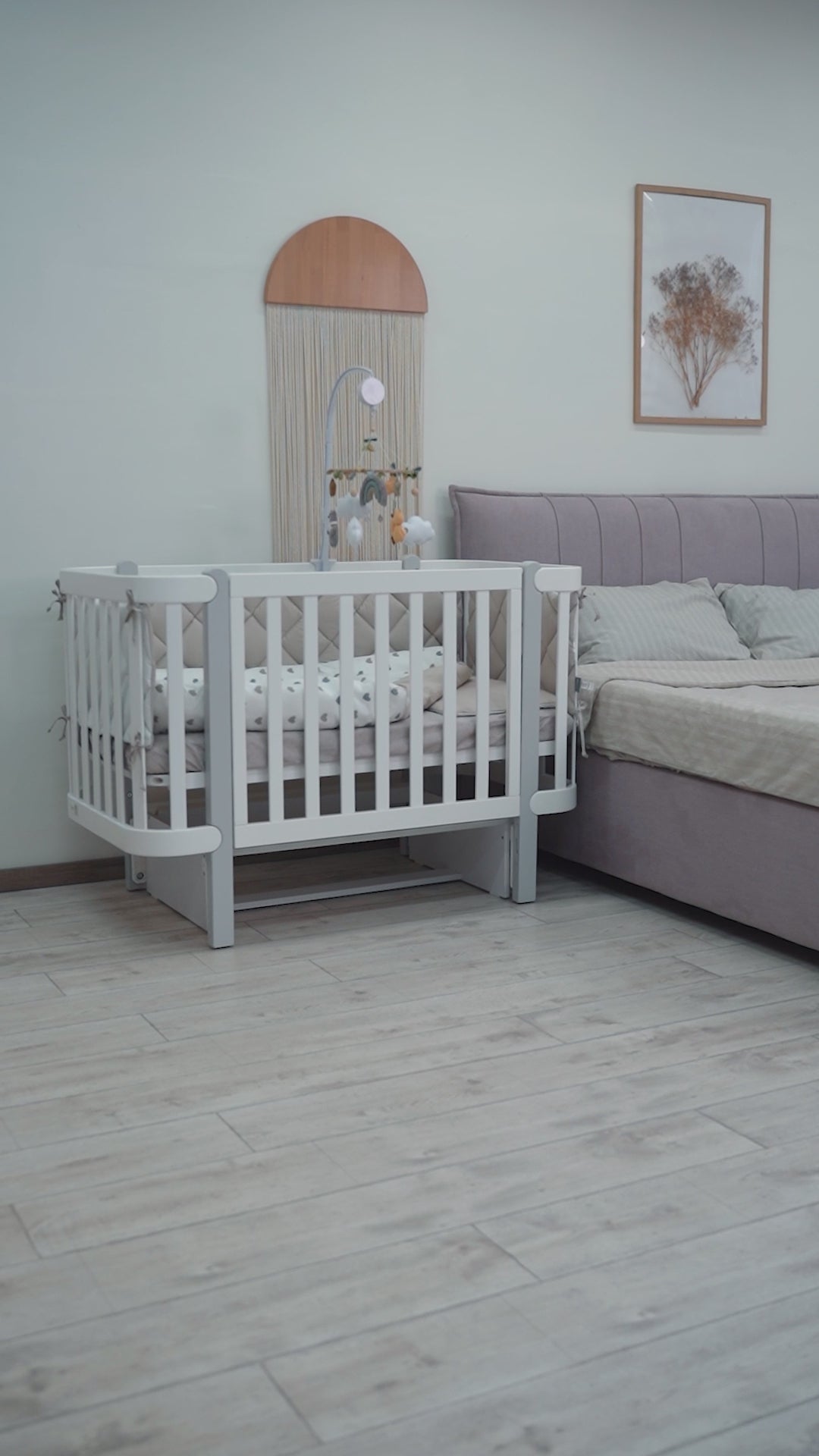 Veres Schaukelsystem im Kinderzimmer mit Babybett Monaco – das Schaukelsystem in Kombination mit dem Babybett Monaco schafft eine beruhigende Atmosphäre im Kinderzimmer.